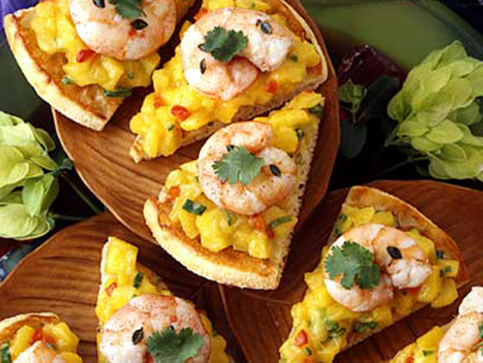 PRAWNS AND FRUIT ON SLICED BAYS