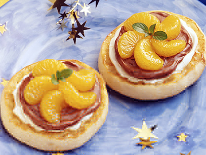 BAYS TOPPED WITH A CHOCOLATE SPREAD AND MANDARIN ORANGES IN A SPIRAL PATTERN