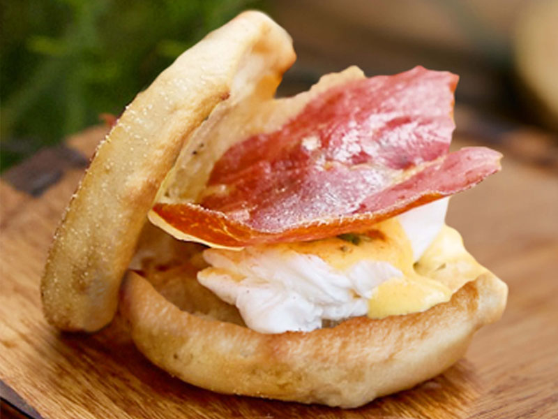 bays with thin ham and fluffy eggs