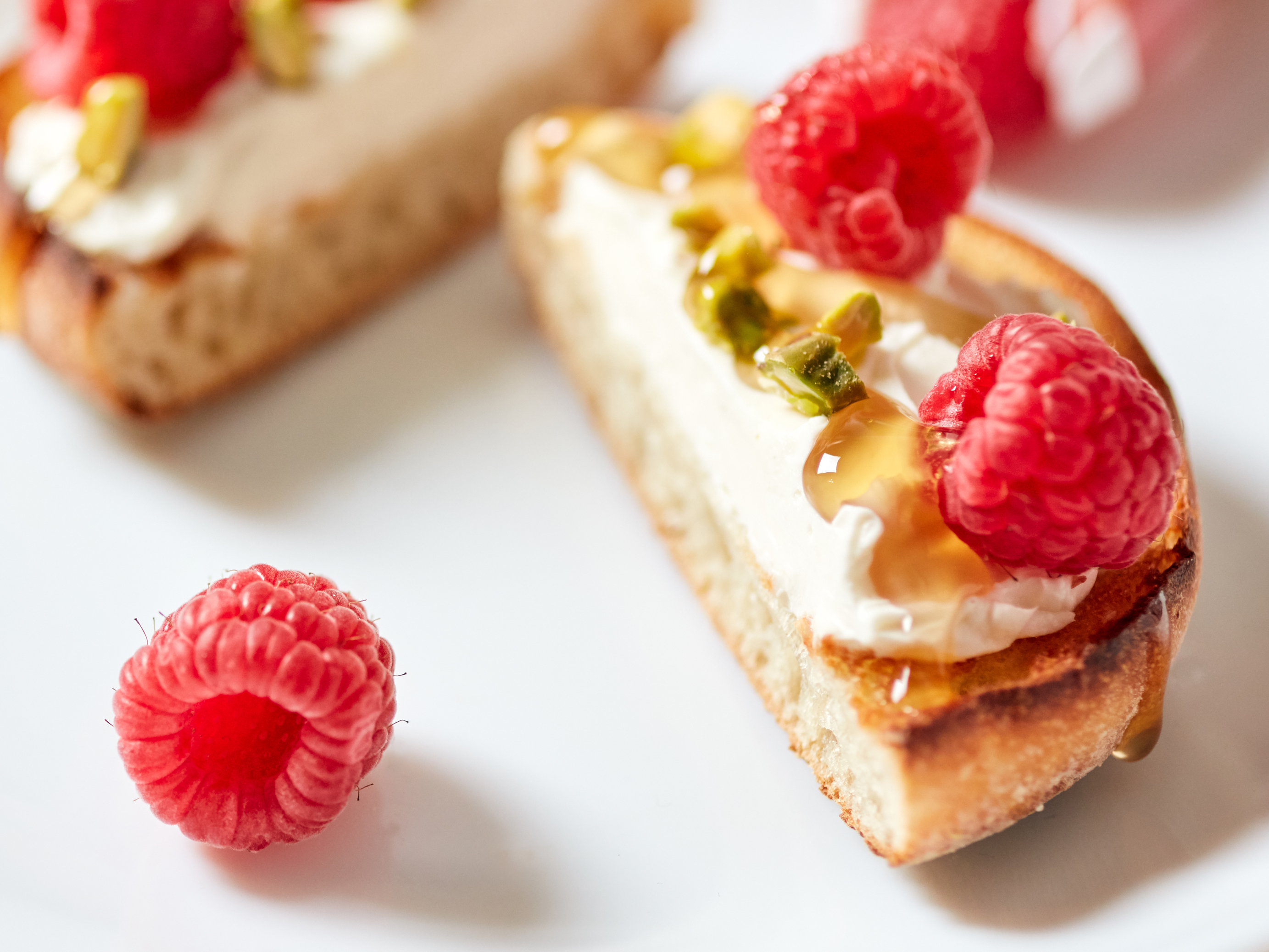 BAYS HALVED WITH RED FRUIT AND CHOPPED NUTS