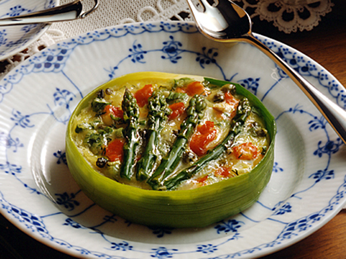 BAKED EGG AND VEGETABLES ON BAYS WRAPPED IN A LEAF