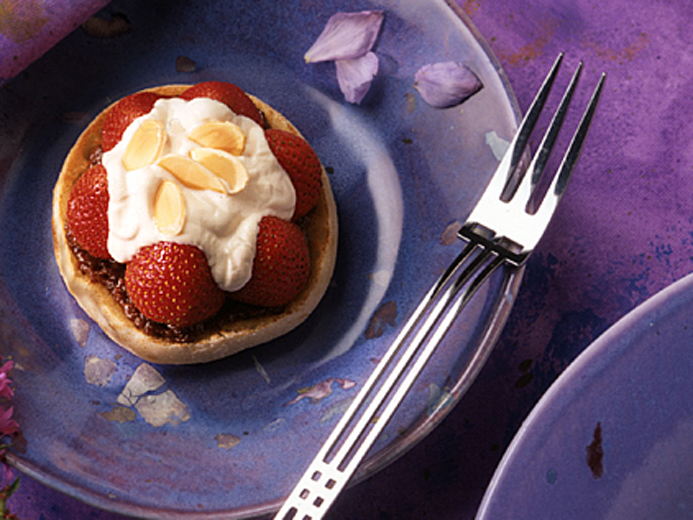 ENGLISH MUFFIN WEDGES WITH FRUIT, CHEESE AND ALMONDS