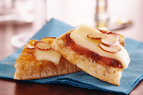 ENGLISH MUFFIN WEDGES WITH FRUIT, CHEESE AND ALMONDS